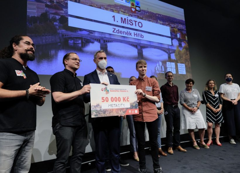 Pražský inovační maraton opět startuje. Přihlásit se mohou 2 až 5 členné týmy do 31.1.2022 na www.nakopniprahu.cz. Nejlepší projekty budou finančně oceněny a získají pomoc s realizací nápadu. 