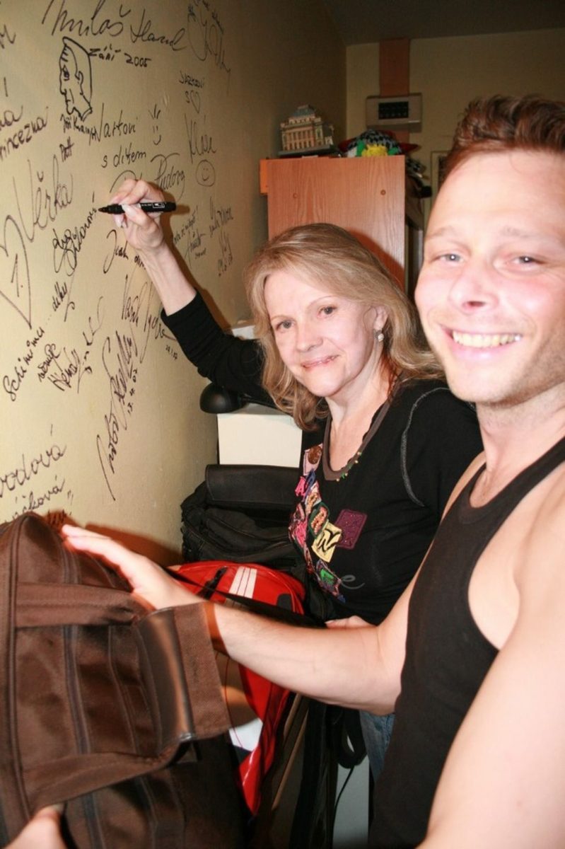 Na zeď v jeho domácím nahrávacím studiu připojila podpis například Eva Pilarová.