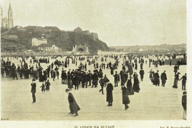 Na snímku z roku 1905 je vidět, že Pražané bruslení opravdu milovali