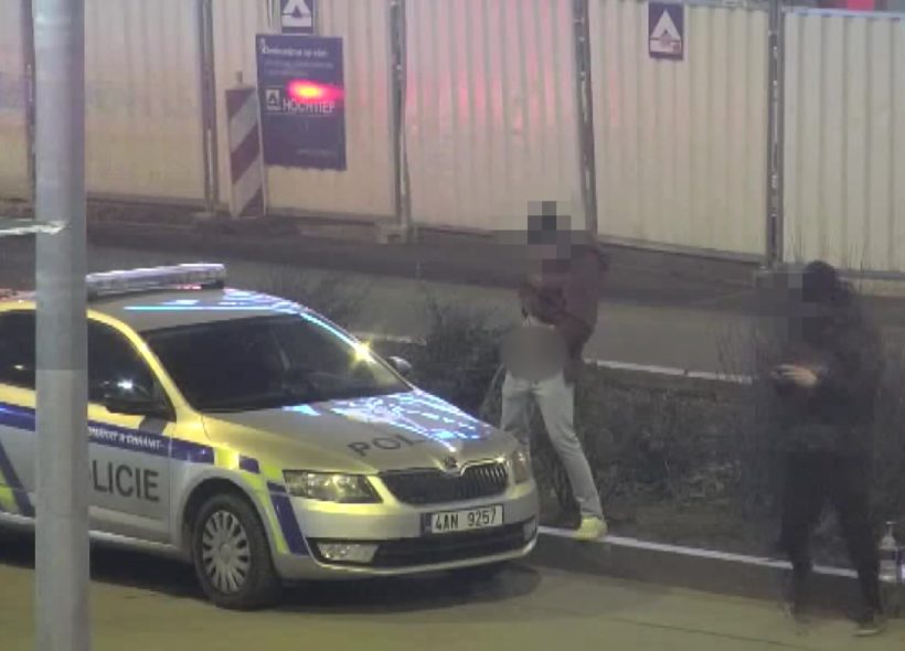 Muž močící na policejní auto, Václavské náměstí