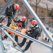 Práce lezců profesionálních hasičů není nic pro slabé žaludky.