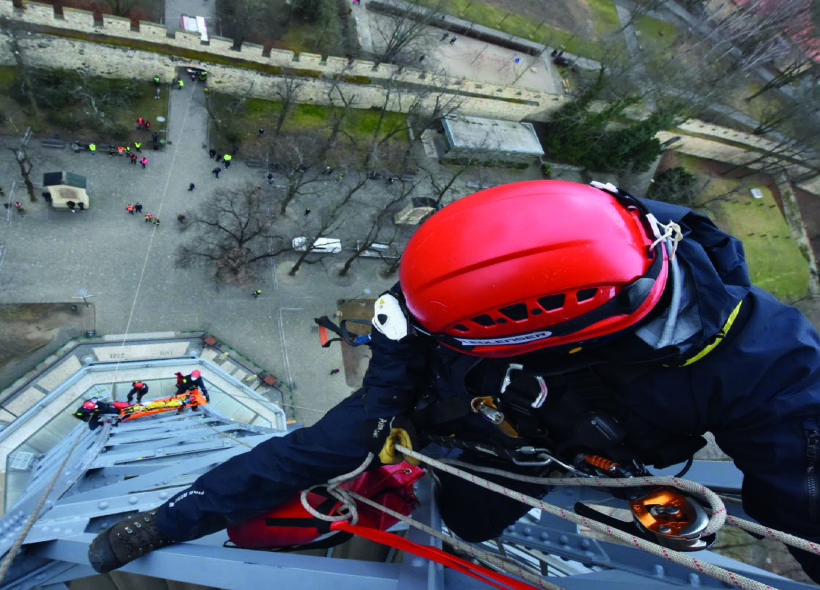 Lezci pražských profesionálních hasičů cvičili na Petřínské rozhledně, jak dostat nehybného člověka z vrcholu rozhledny.