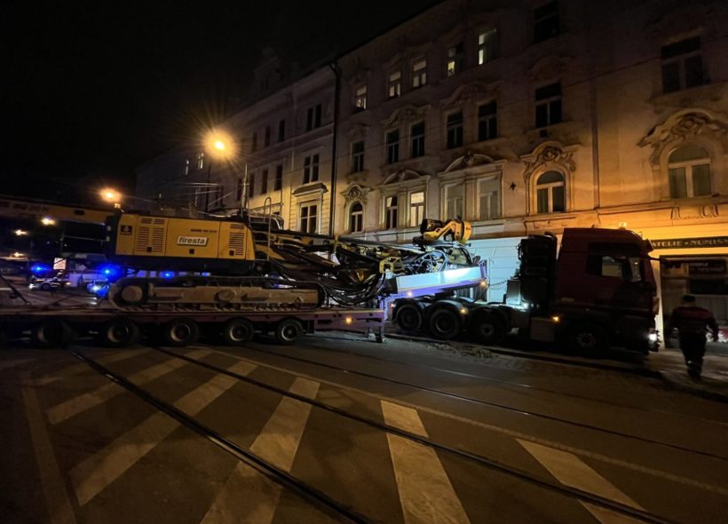 Hasiči zasahovali na Bělohorské ulici v Praze 4. Po hodině se podařilo zaseknutý tahač s návěsem a vrtnou soustavou vyprostit. 
