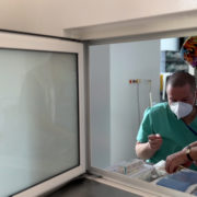Vedoucí lékař kliniky Europe IVF v Praze 6 Štěpán Budka se připravuje na odběr vajíček pacientky.