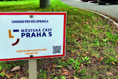 Praha 5 financuje z poplatků z modrých parkovacích zón rychlé opravy chodníků.
