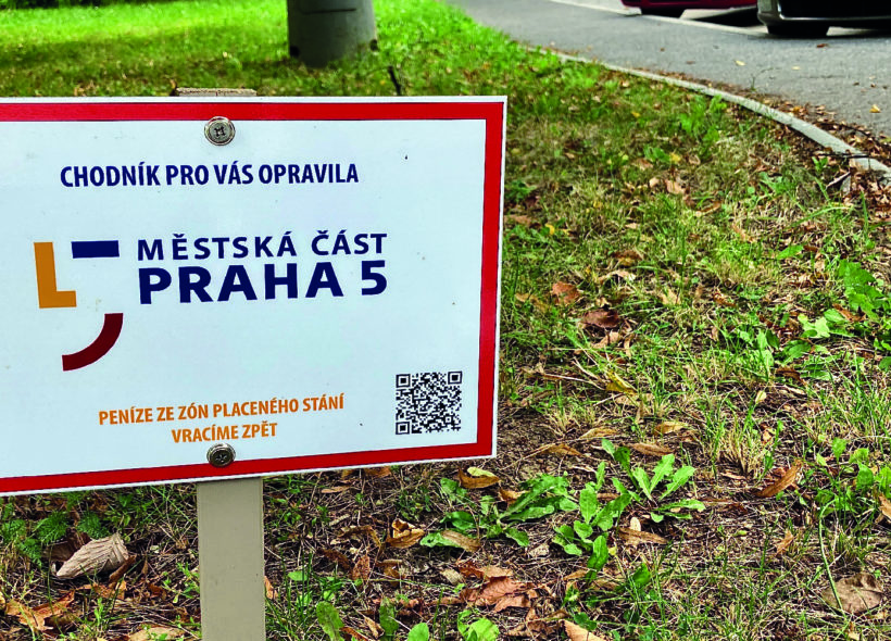 Praha 5 financuje z poplatků z modrých parkovacích zón rychlé opravy chodníků.