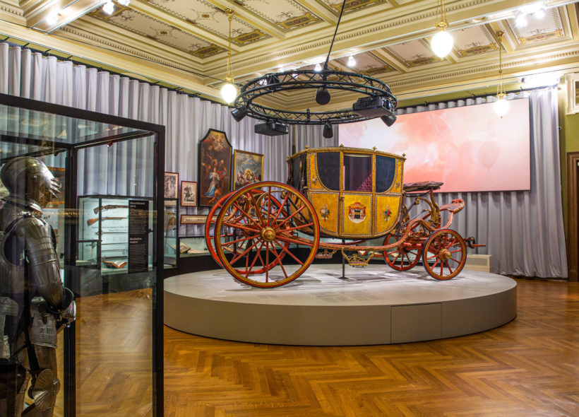 Největším exponátem výstavy je arcibiskupský kočár z 18. století, který lze s trochou nadsázky označit za Mercedes své doby