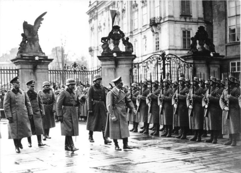 Adolf Hitler na Pražské hradě v první den okupace Československa 15. března 1939.