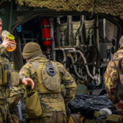 Vojáci ze 4. brigády rychlého nasazení v těchto dnech trénují na Doupově s Američany. Úspěšně dokončili certifikační cvičení a budou součástí sil rychlé reakce NATO. Během několika dnů můžou být nasazeni kdekoliv na území Aliance.