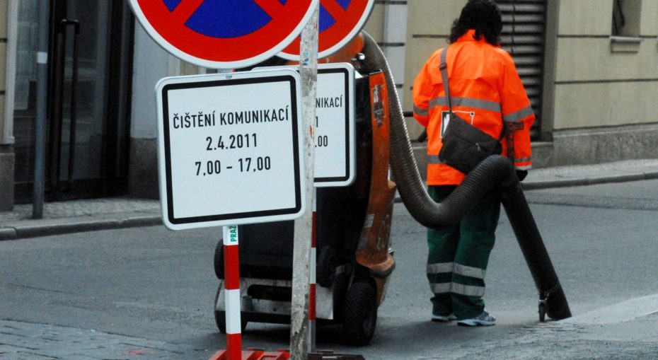 V prvním víkendu a následujícím týdnu stroje a pracovníci úklidových čet vyčistí některé ulice v městských částech Praha 1, 2, 4, 5, 6, 8, 9, 11, 15, 16 a 17.