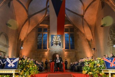 Prezident republiky Miloš Zeman v pondělí dne 7. března 2022 předal ve Vladislavském sále Pražského hradu při slavnostním večeru státní vyznamenání udělená v letech 2020 a 2021.