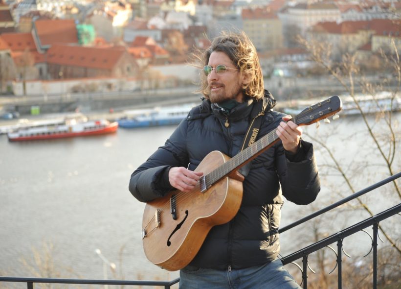 S kytarou v ruce zpívá Filip Veselý v pražských ulicích již pátým rokem.