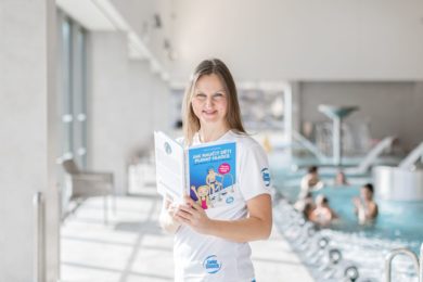 Gabriela Minaříková se svou knihou Jak naučit děti plavat hladce u bazénu v Řepích