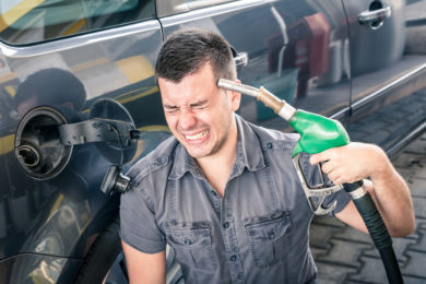 Vlažné zlevňování pohonných hmot posledních dnů končí. Ropa zdražuje a ceny na pumpách se rychle přizpůsobí.