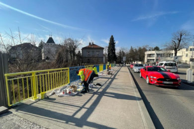Ukrajinské zábradlí před ruskou ambasádou