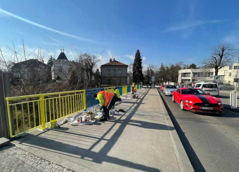 Ukrajinské zábradlí před ruskou ambasádou