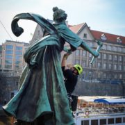 Oprava soch na Čechově mostě