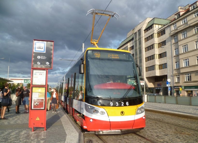 Tramvaj 18 na zastávce Hradčanská 