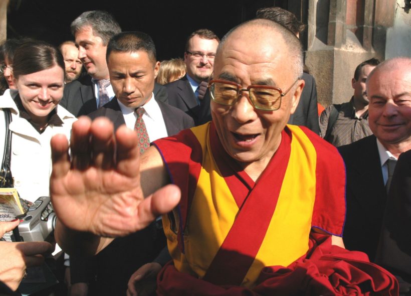 „Za to, že jsem stál těsně před Jeho svatostí dalajlámou, může jeho ochranka. Předvídavě čistila cestu, a mě kdosi vzal a odhodil stranou. Dalajláma však udělal  správný krok a najednou byl přede mnou,“ vzpomíná Ivan O. Kuptík.  