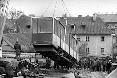 Na historickém snímku z roku 1965 dopravní podnik odváží vagon lanovky, protože se po dlouhotrvajících deštích posunul petřínský svah. 
