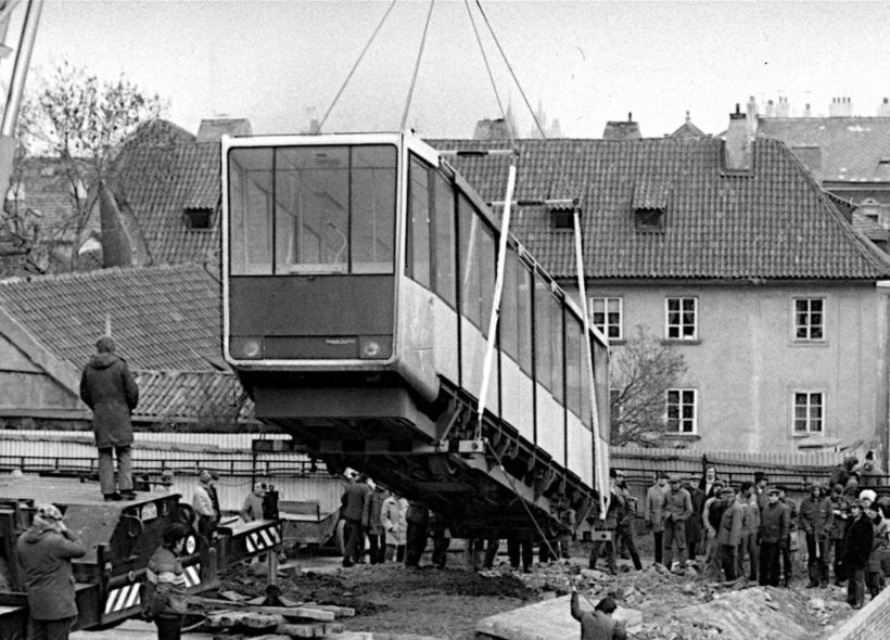 Na historickém snímku z roku 1965 dopravní podnik odváží vagon lanovky, protože se po dlouhotrvajících deštích posunul petřínský svah. 