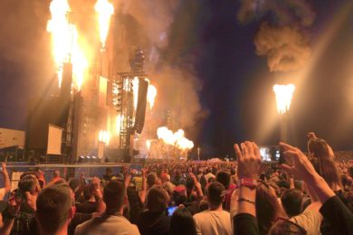 Rammstein na koncertě v Praze Letňanech předvedli ohromnou pyroshow. Kubíky zemního plynu zahřáli už tak rozpálené fanoušky. 