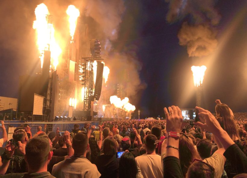 Rammstein na koncertě v Praze Letňanech předvedli ohromnou pyroshow. Kubíky zemního plynu zahřáli už tak rozpálené fanoušky. 