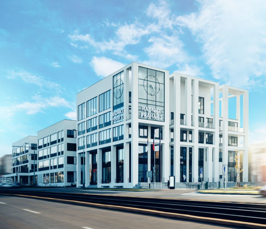 Nová radnice pro Prahu 12 svou strukturou odkazuje na dlouholetou výrobu cukru v Modřanech.
