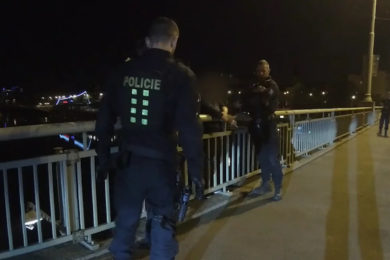 Profesionální zásah policistů, kteří na mostě zachránili mladou dívku před skokem do Vltavy.