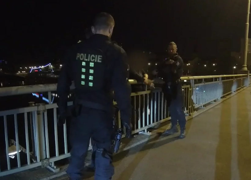 Profesionální zásah policistů, kteří na mostě zachránili mladou dívku před skokem do Vltavy.