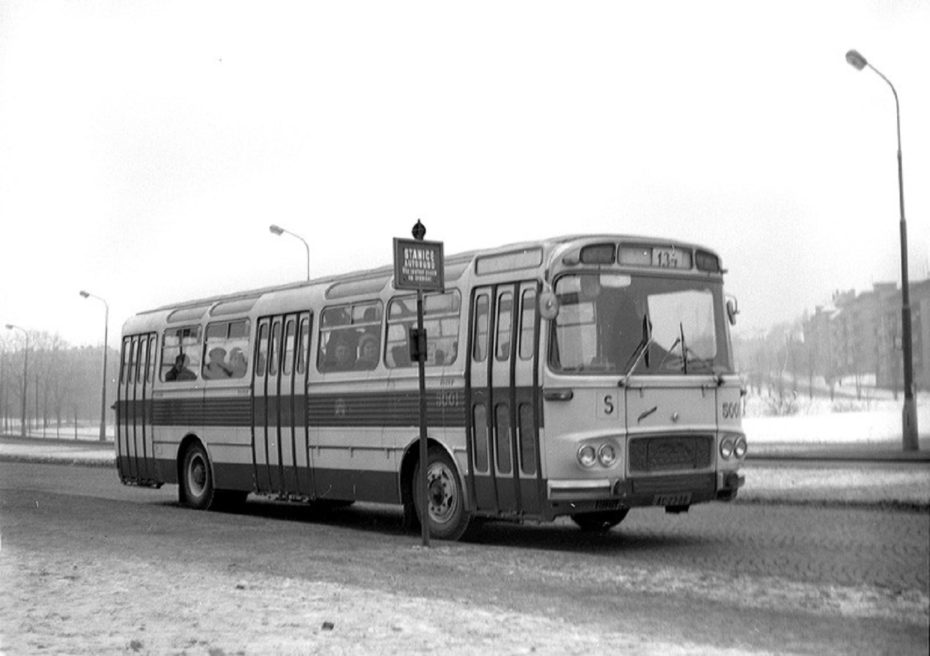 Autobusová zastávka v roce 1965