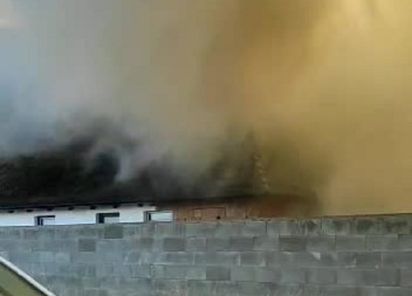 Hořící dům v obci Sibřina a zachránění lidé, mazlíčci i auta.
