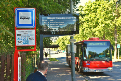 Nový typ odjezdového panelu na autobusové zastávce Nádraží Klánovice-sever.