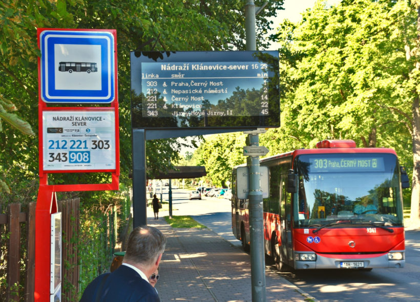 Nový typ odjezdového panelu na autobusové zastávce Nádraží Klánovice-sever.
