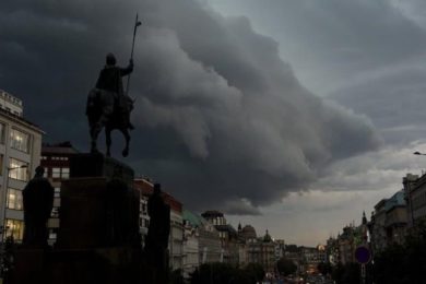 Blížící se bouřka nad Václavským náměstím. 
