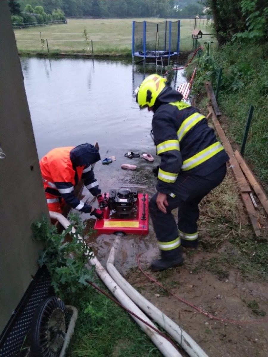 V Praze-Lipence přijeli hasiči k odčerpávání vody ze suterénních prostor domu a laguny z přilehlé louky.