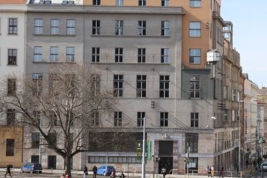 Radnice Prahy 2 - budova se dvěma art–decovými halami v přízemí a v původně podkrovním podlaží se nachází zasedací sál pro jednání zastupitelstva MČ.