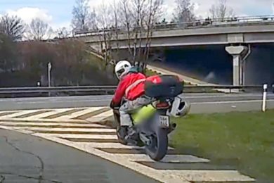 Motocyklista pár minut před svou smrtí. 