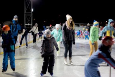 Pražští radní na pondělním zasedání odsouhlasili záměr na zajištění provozu mobilního ledového kluziště na Letné i v letošním roce.