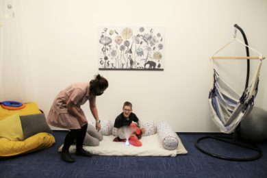 V Praze žije přes 2 700 dětí s různými druhy postižení a péče o ně často rodiče vyčerpává.
