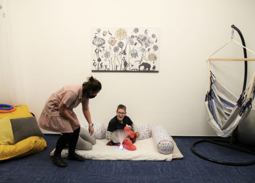 V Praze žije přes 2 700 dětí s různými druhy postižení a péče o ně často rodiče vyčerpává.