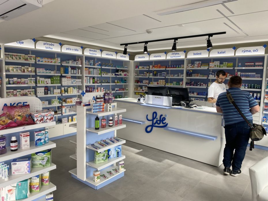 Lékárna nabízí kromě standardních produktů i léčivé výrobky pod vlastní značkou.