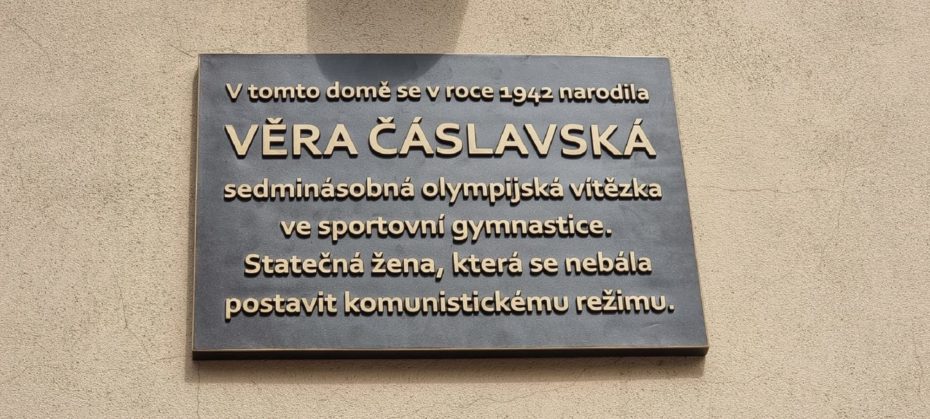 Pamětní deska Věry Čáslavské na domě v karlínské ulici Sokolovská 351/25.