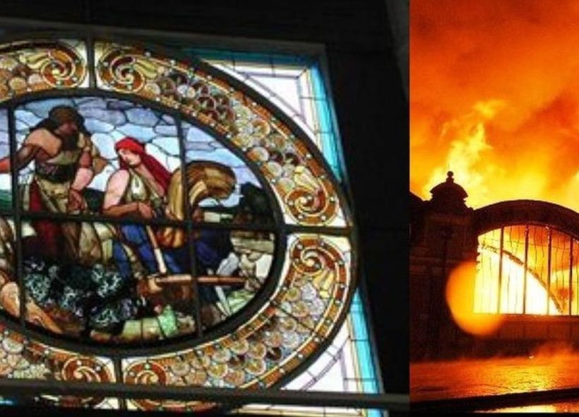 Alšova vitráž, kterou v roce 2008 pohltily plameny.