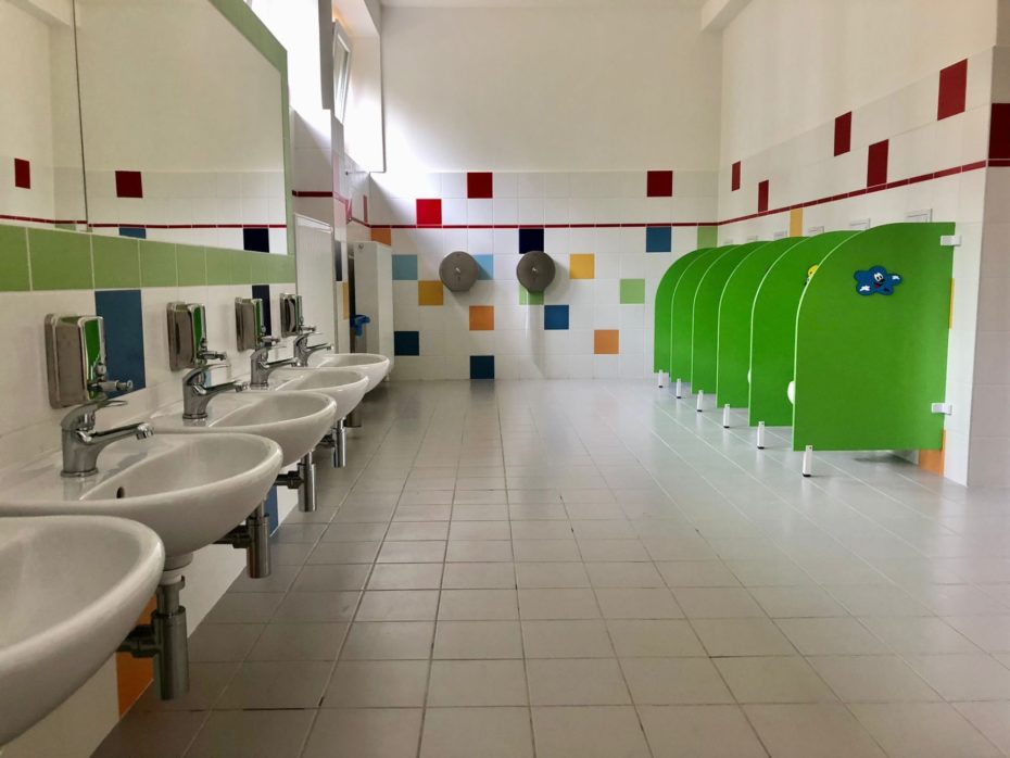 Nově zrekonstruované toalety a umývárny mají k dispozici děti z mateřské školy Jílovská. 