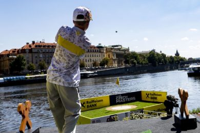 Vítanou exhibicí pro nejširší veřejnost je show nedaleko Karlova mostu. 