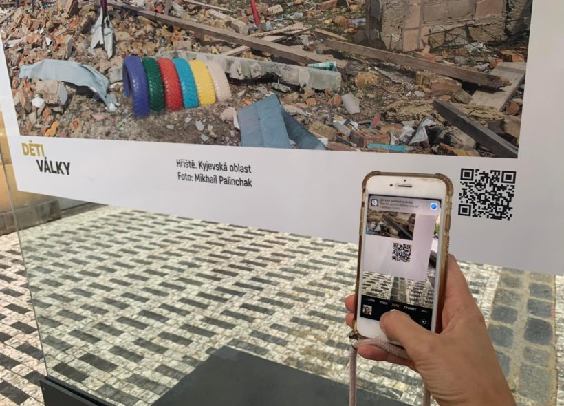 Na každém z panelů jsou umístěné čárové kódy s webovou adresou charitativní sbírky.   