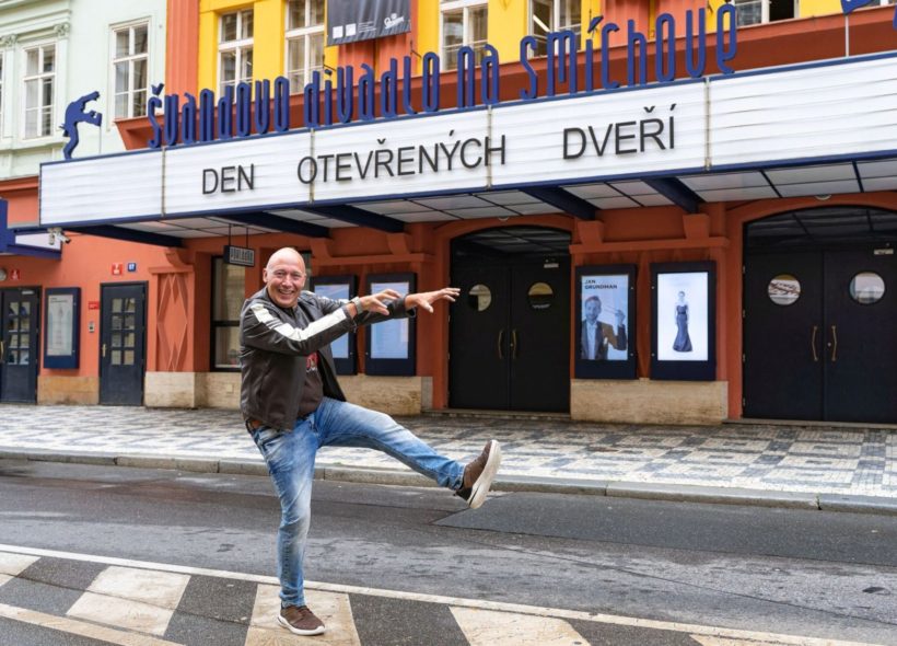Na Den otevřených dveří ve Švandově divadle zve herec Robert Jašków. 