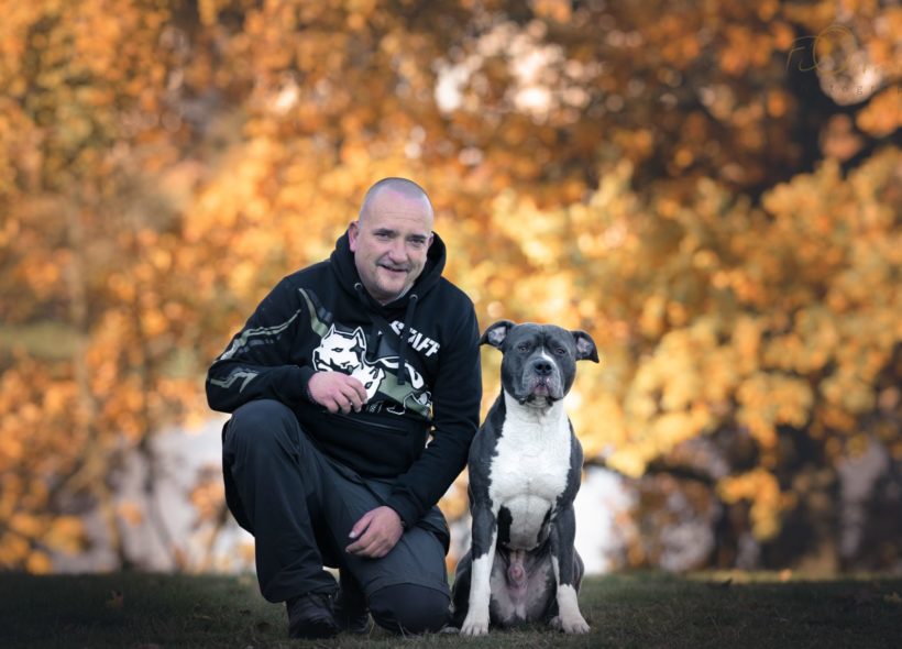 "Naučit psa, že na zahradě nebo v bytě je útok na vetřelce v pořádku, a na procházce naopak na nikoho útočit nesmí, je práce na plný úvazek," říká František Jaroš. 
