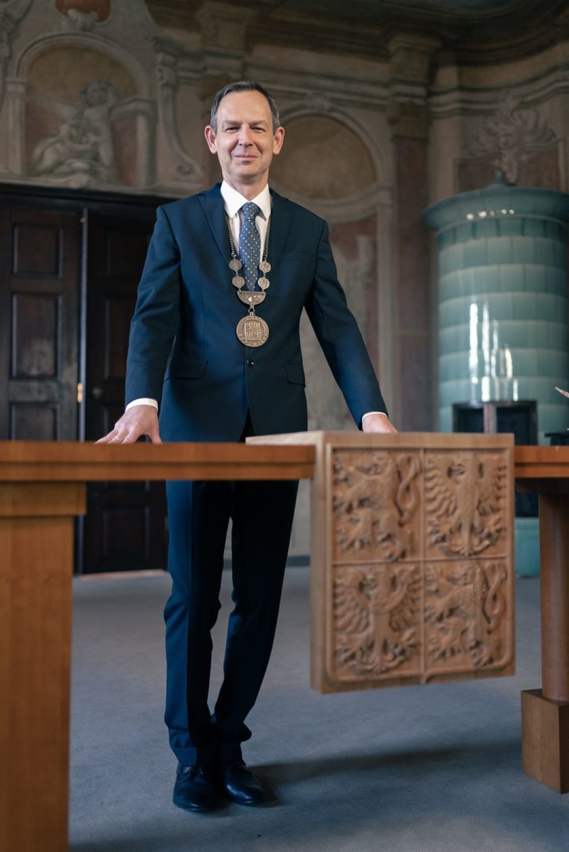 Ondřeje Grose provází v politice osudové číslo 8  - od roku 1998 je zastupitel a od listopadu 2018 osmým starostou Prahy 8.